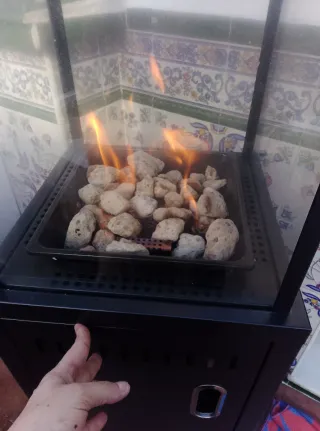 Estufa de gas con piedras decorativas