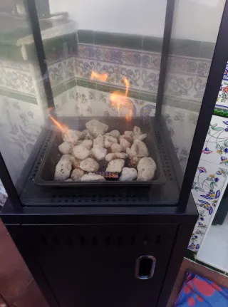 Estufa de gas con piedras decorativas