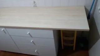 Mueble de cocina beige y blanco