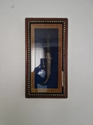 Daga árabe tradicional enmarcada