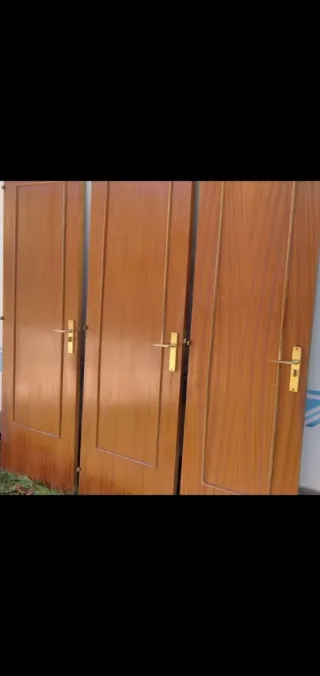 Puertas de madera con y sin pestillo