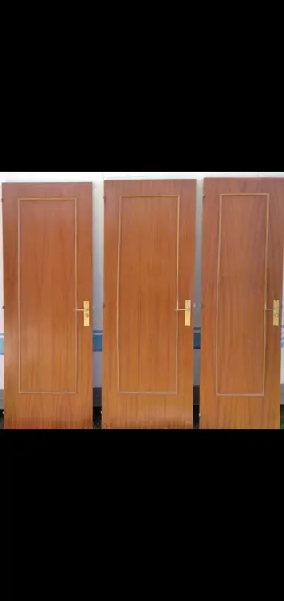 Puertas de madera con y sin pestillo