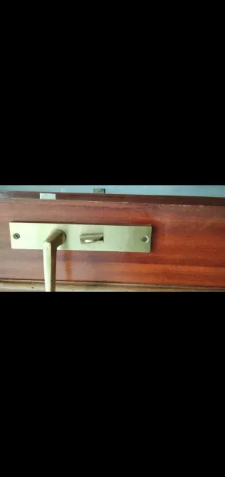 Puertas de madera con y sin pestillo