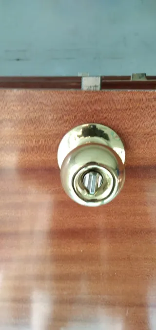 Puertas de madera con y sin pestillo