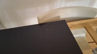 Mesa comedor negra y 4 sillas beige de piel.