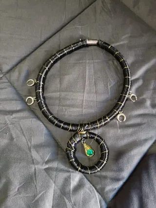 Collana tubo nera con ciondolo verde