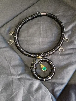 Collana tubo nera con ciondolo verde
