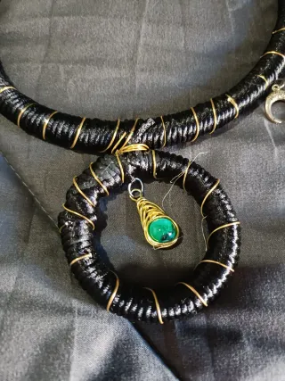 Collana tubo nera con ciondolo verde