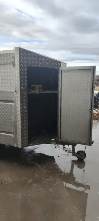 Carro de doble eje cerrado en chapa