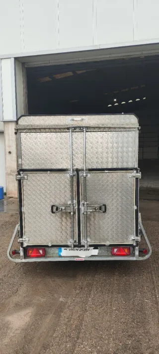 Carro de doble eje cerrado en chapa