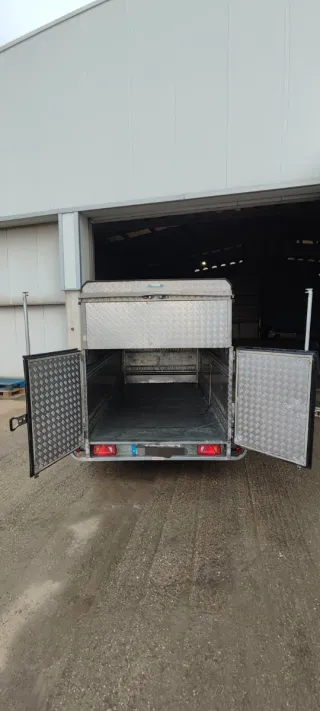 Carro de doble eje cerrado en chapa