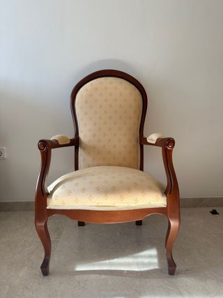 Sillón tapizado clásico madera