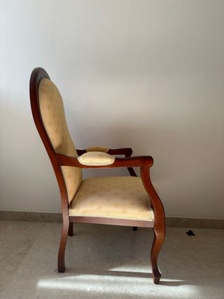 Sillón tapizado clásico madera