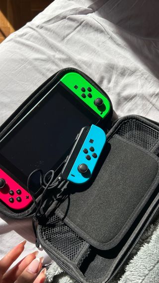 Nintendo Switch Verde y Rosa con Funda