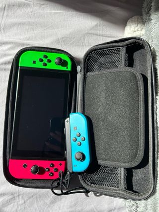 Nintendo Switch Verde y Rosa con Funda
