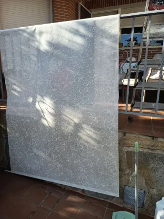 Estor enrollable gris muy claro con flores