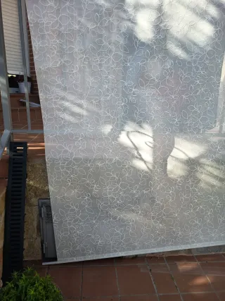 Estor enrollable gris muy claro con flores