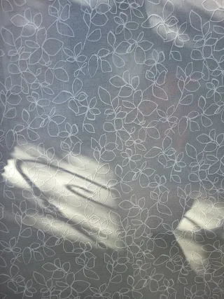 Estor enrollable gris muy claro con flores