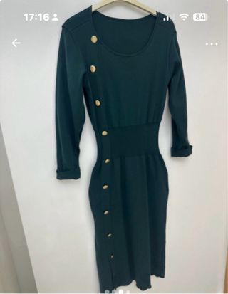 Vestido verde con botones dorados