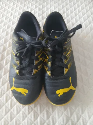 Botas de fútbol sala Puma negras y amarillas