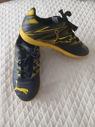 Botas de fútbol sala Puma negras y amarillas