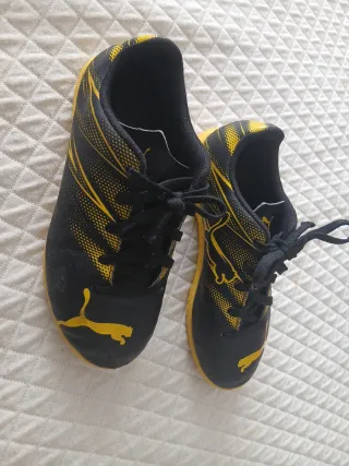 Botas de fútbol sala Puma negras y amarillas