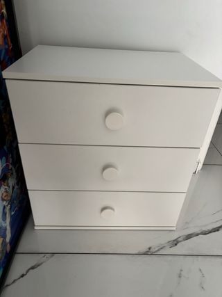 Mesita de noche blanca