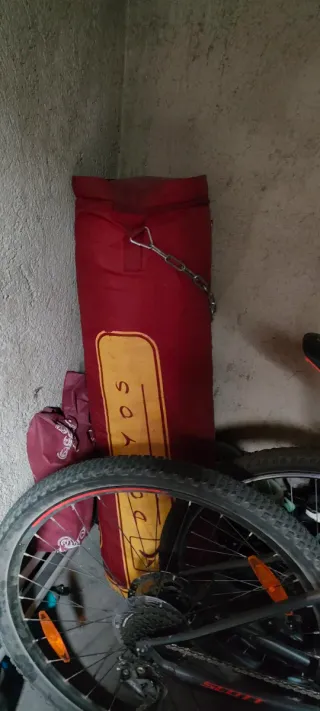 Saco de boxeo rojo con cadena