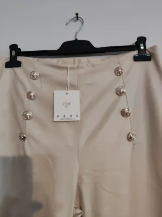 Pantalón polipiel beige botones dorados