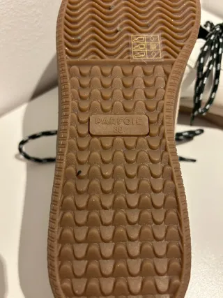 Zapatillas casuales blancas y beige