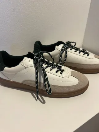 Zapatillas casuales blancas y beige