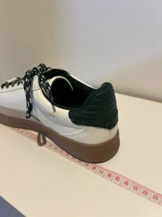 Zapatillas casuales blancas y beige