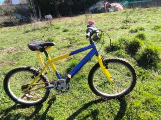 Bicicleta infantil azul y amarilla
