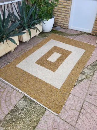 Alfombra de lana beige y dorada