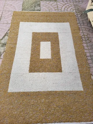 Alfombra de lana beige y dorada