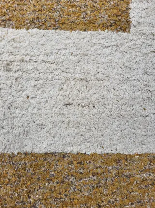 Alfombra de lana beige y dorada