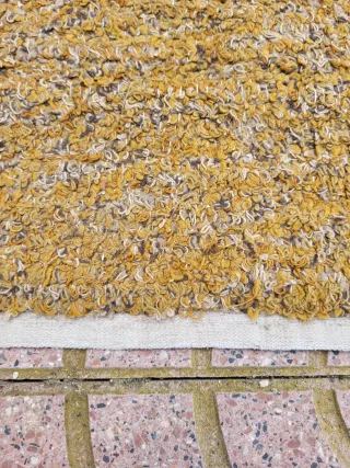 Alfombra de lana beige y dorada