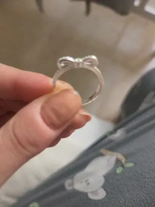 Anillo plateado con detalle de lazo