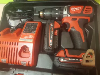 Taladro Milwaukee y nivel laser de walt