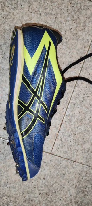 Scarpe chiodate Asics blu e gialle