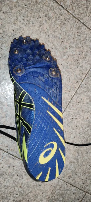 Scarpe chiodate Asics blu e gialle