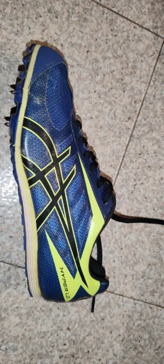 Scarpe chiodate Asics blu e gialle