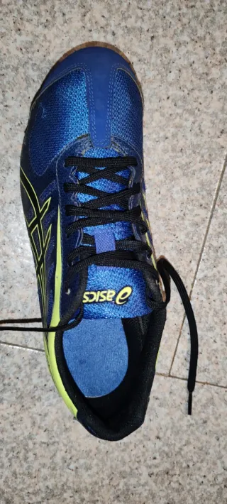 Scarpe chiodate Asics blu e gialle