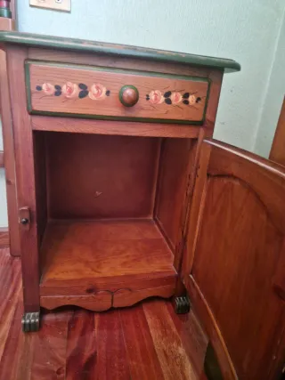 Cabecero y mesilla madera maciza pintada