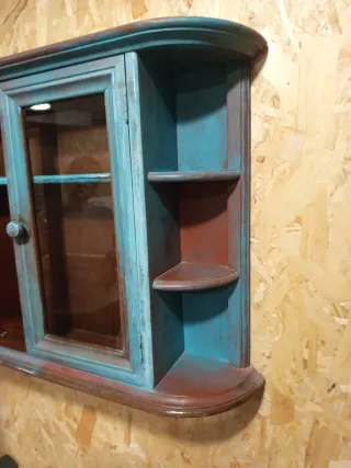 Pequeña vitrina de madera con puertas de cristal