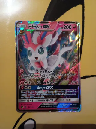 Carta Pokémon Sylveon GX + Lata