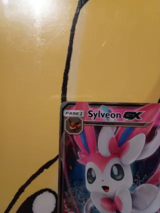 Carta Pokémon Sylveon GX + Lata