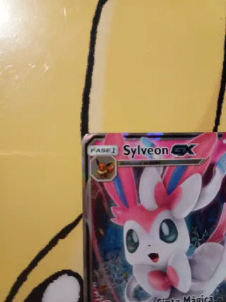 Carta Pokémon Sylveon GX + Lata