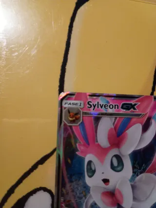 Carta Pokémon Sylveon GX + Lata