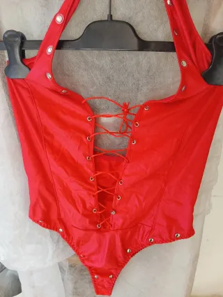 Body rosso con lacci